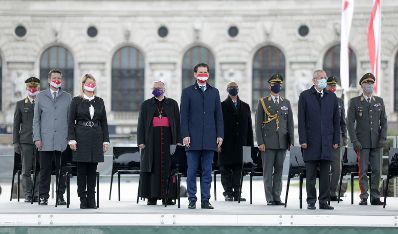 Am 26. Oktober 2020 hielt Bundeskanzler Sebastian Kurz (m.) im Rahmen der Angelobung der Rekrutinnen und Rekruten des &ouml;sterreichischen Bundesheeres auf dem Wiener Heldenplatz eine Rede zum &Ouml;sterreichischen Nationalfeiertag. Im Bild mit Bundesministerin Klaudia Tanner (3.v.l.) und Bundespr&auml;sidenten Alexander Van der Bellen (3.v.r.).