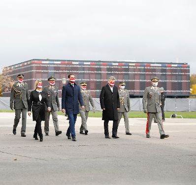 Am 26. Oktober 2020 fand anl&auml;sslich des Nationalfeiertages die traditionelle Kranzniederlegung im Weihraum am Wiener Heldenplatz statt. Im Bild Bundeskanzler Sebastian Kurz (m.), Vizekanzler Werner Kogler (r.) und Bundesministerin Klaudia Tanner (l.).