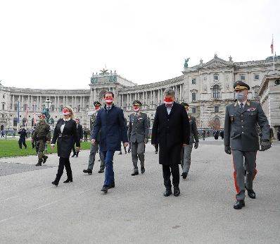 Am 26. Oktober 2020 hielt Bundeskanzler Sebastian Kurz (m.) im Rahmen der Angelobung der Rekrutinnen und Rekruten des &ouml;sterreichischen Bundesheeres auf dem Wiener Heldenplatz eine Rede zum &Ouml;sterreichischen Nationalfeiertag. Im Bild mit Vizekanzler Werner Kogler (r.) und Bundesministerin Klaudia Tanner (l.).