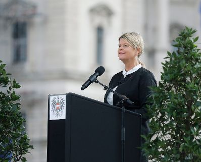 Am 26. Oktober 2020 hielt Bundeskanzler Sebastian Kurz im Rahmen der Angelobung der Rekrutinnen und Rekruten des &ouml;sterreichischen Bundesheeres auf dem Wiener Heldenplatz eine Rede zum &Ouml;sterreichischen Nationalfeiertag. Im Bild Bundesministerin Klaudia Tanner.