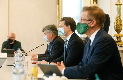 Am 29. Oktober 2020 fand ein Gespr&auml;ch mit Expertinnen und Experten zur Ressourcenlage an &Ouml;sterreichs Krankenh&auml;usern statt. Im Bild (v.l.n.r.) Vizekanzler Werner Kogler, Bundeskanzler Sebastian Kurz und Bundesminister Rudolf Anschober.