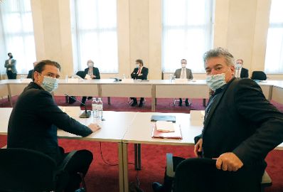 Am 29. Oktober 2020 fand ein Gespr&auml;ch mit Expertinnen und Experten zur Ressourcenlage an &Ouml;sterreichs Krankenh&auml;usern statt. Im Bild Bundeskanzler Sebastian Kurz (l.) und Vizekanzler Werner Kogler (r.).