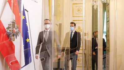 Am 29. Oktober 2020 fand eine Pressekonferenz nach dem Gespr&auml;ch mit Expertinnen und Experten zur Ressourcenlage an &Ouml;sterreichs Krankenh&auml;usern statt. Im Bild (v.l.n.r.) Klaus Markstaller, Leiter der der Universit&auml;tsklinik f&uuml;r An&auml;sthesie, Allgemeine Intensivmedizin und Schmerztherapie der MedUni Wien, Bundeskanzler Sebastian Kurz, Bundesminister Rudolf Anschober und Herwig Ostermann, Gesch&auml;ftsf&uuml;hrer der Gesundheit &Ouml;sterreich GmbH.