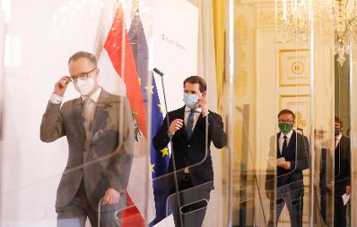 Am 29. Oktober 2020 fand eine Pressekonferenz nach dem Gespr&auml;ch mit Expertinnen und Experten zur Ressourcenlage an &Ouml;sterreichs Krankenh&auml;usern statt. Im Bild (v.l.n.r.) Klaus Markstaller, Leiter der der Universit&auml;tsklinik f&uuml;r An&auml;sthesie, Allgemeine Intensivmedizin und Schmerztherapie der MedUni Wien, Bundeskanzler Sebastian Kurz, Bundesminister Rudolf Anschober und Herwig Ostermann, Gesch&auml;ftsf&uuml;hrer der Gesundheit &Ouml;sterreich GmbH.