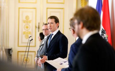Am 29. Oktober 2020 fand eine Pressekonferenz nach dem Gespr&auml;ch mit Expertinnen und Experten zur Ressourcenlage an &Ouml;sterreichs Krankenh&auml;usern statt. Im Bild (v.l.n.r.) Klaus Markstaller, Leiter der der Universit&auml;tsklinik f&uuml;r An&auml;sthesie, Allgemeine Intensivmedizin und Schmerztherapie der MedUni Wien, Bundeskanzler Sebastian Kurz, Bundesminister Rudolf Anschober und Herwig Ostermann, Gesch&auml;ftsf&uuml;hrer der Gesundheit &Ouml;sterreich GmbH.