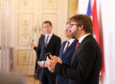 Am 29. Oktober 2020 fand eine Pressekonferenz nach dem Gespr&auml;ch mit Expertinnen und Experten zur Ressourcenlage an &Ouml;sterreichs Krankenh&auml;usern statt. Im Bild (v.l.n.r.) Bundeskanzler Sebastian Kurz, Bundesminister Rudolf Anschober und Herwig Ostermann, Gesch&auml;ftsf&uuml;hrer der Gesundheit &Ouml;sterreich GmbH.