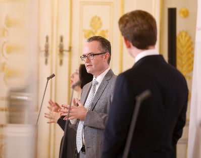 Am 29. Oktober 2020 fand eine Pressekonferenz nach dem Gespr&auml;ch mit Expertinnen und Experten zur Ressourcenlage an &Ouml;sterreichs Krankenh&auml;usern statt. Im Bild Bundeskanzler Sebastian Kurz (r.) und Klaus Markstaller, Leiter der der Universit&auml;tsklinik f&uuml;r An&auml;sthesie, Allgemeine Intensivmedizin und Schmerztherapie der MedUni Wien (l.).