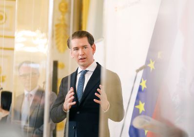 Am 29. Oktober 2020 fand eine Pressekonferenz nach dem Gespr&auml;ch mit Expertinnen und Experten zur Ressourcenlage an &Ouml;sterreichs Krankenh&auml;usern statt. Im Bild Bundeskanzler Sebastian Kurz (r.) und Klaus Markstaller, Leiter der der Universit&auml;tsklinik f&uuml;r An&auml;sthesie, Allgemeine Intensivmedizin und Schmerztherapie der MedUni Wien (l.).