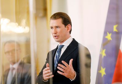 Am 29. Oktober 2020 fand eine Pressekonferenz nach dem Gespr&auml;ch mit Expertinnen und Experten zur Ressourcenlage an &Ouml;sterreichs Krankenh&auml;usern statt. Im Bild Bundeskanzler Sebastian Kurz (r.) und Klaus Markstaller, Leiter der der Universit&auml;tsklinik f&uuml;r An&auml;sthesie, Allgemeine Intensivmedizin und Schmerztherapie der MedUni Wien (l.).