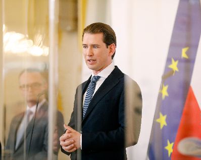 Am 29. Oktober 2020 fand eine Pressekonferenz nach dem Gespr&auml;ch mit Expertinnen und Experten zur Ressourcenlage an &Ouml;sterreichs Krankenh&auml;usern statt. Im Bild Bundeskanzler Sebastian Kurz (r.) und Klaus Markstaller, Leiter der der Universit&auml;tsklinik f&uuml;r An&auml;sthesie, Allgemeine Intensivmedizin und Schmerztherapie der MedUni Wien (l.).
