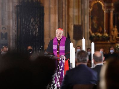 Am 3. November 2020 nahm Bundeskanzler Sebastian Kurz am Gedenkgottesdienst f&uuml;r die Opfer des Terroranschlags in Wien im Stephansdom teil. Im Bild Kardinal Christoph Sch&ouml;nborn.