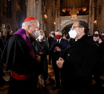 Am 3. November 2020 nahm Bundeskanzler Sebastian Kurz am Gedenkgottesdienst f&uuml;r die Opfer des Terroranschlags in Wien im Stephansdom teil. Im Bild Kardinal Christoph Sch&ouml;nborn (l.) mit Bundesminister Alexander Schallenberg (r.).
