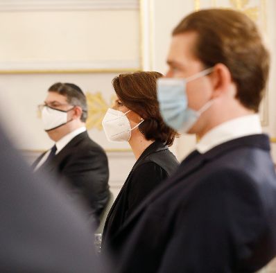 Am 9. November 2020 fand anl&auml;&szlig;lich der Novemberpogrome eine Gedenkveranstaltung im Bundeskanzleramt statt. Im Bild (v.l.n.r.) der Pr&auml;sident der Israelitischen Kultusgemeinde Oskar Deutsch, Bundesministerin Karoline Edtstadler und Bundeskanzler Sebastian Kurz.