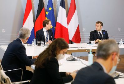 Am 10. November 2020 traf Bundeskanzler Sebastian Kurz im Rahmen seines Arbeitsbesuch in Paris den franz&ouml;sischen Staatspr&auml;sidenten Emmanuel Macron. Im Bild bei einer gemeinsamen Videokonferenz.