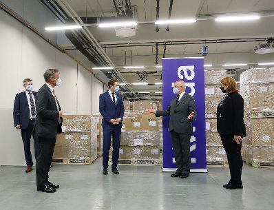 Am 27. November 2020 besuchte Bundeskanzler Sebastian Kurz (m.) das Unternehmen Kwizda in Leopoldsdorf.