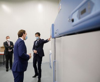 Am 27. November 2020 besuchte Bundeskanzler Sebastian Kurz (m.) das Unternehmen Kwizda in Leopoldsdorf.
