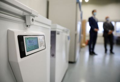 Am 27. November 2020 besuchte Bundeskanzler Sebastian Kurz (l.) das Unternehmen Kwizda in Leopoldsdorf.