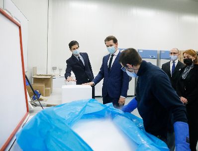 Am 27. November 2020 besuchte Bundeskanzler Sebastian Kurz (2.v.l.) das Unternehmen Kwizda in Leopoldsdorf.