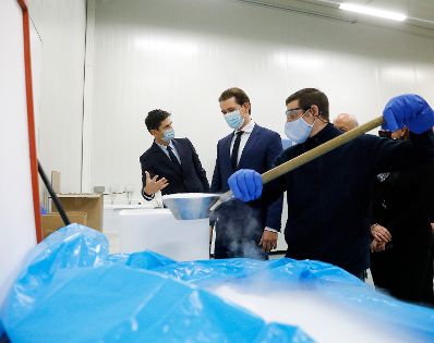Am 27. November 2020 besuchte Bundeskanzler Sebastian Kurz (2.v.l.) das Unternehmen Kwizda in Leopoldsdorf.