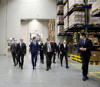 Am 27. November 2020 besuchte Bundeskanzler Sebastian Kurz (3.v.l) das Unternehmen Kwizda in Leopoldsdorf.