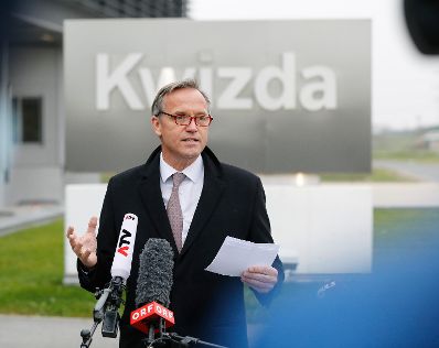 Am 27. November 2020 besuchte Bundeskanzler Sebastian Kurz das Unternehmen Kwizda in Leopoldsdorf. Im Bild der Gesch&auml;ftsf&uuml;hrer der Pfizer Corporation Austria Robin Rumler.