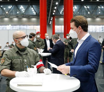 Am 7. Dezember 2020 besuchte Bundeskanzler Sebastian Kurz (im Bild) gemeinsam mit B&uuml;rgermeister Michael Ludwig die Corona Teststrasse Messe Wien.