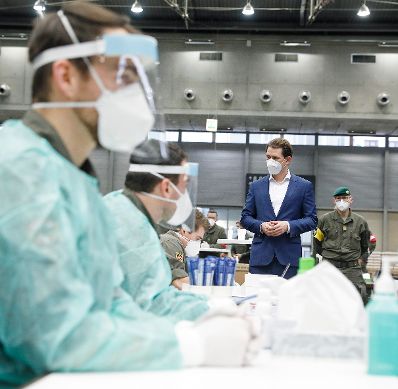 Am 7. Dezember 2020 besuchte Bundeskanzler Sebastian Kurz (im Bild) gemeinsam mit B&uuml;rgermeister Michael Ludwig die Corona Teststrasse Messe Wien.