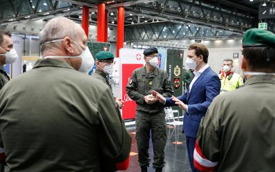 Am 7. Dezember 2020 besuchte Bundeskanzler Sebastian Kurz (im Bild) gemeinsam mit B&uuml;rgermeister Michael Ludwig die Corona Teststrasse Messe Wien.