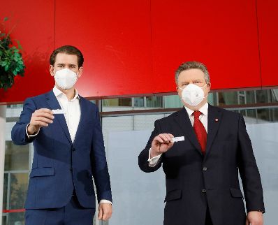 Am 7. Dezember 2020 besuchte Bundeskanzler Sebastian Kurz (l.) gemeinsam mit B&uuml;rgermeister Michael Ludwig (r.) die Corona Teststrasse Messe Wien.