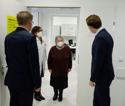 Am 27. Dezember 2020 nahm Bundeskanzler Sebastian Kurz (r.) an der ersten Corona Impfung an Frau Theresia Hofer (m.) teil. Im Bild mit Bundesminister Rudolf Anschober (l.).