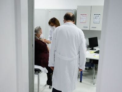 Am 27. Dezember 2020 nahm Bundeskanzler Sebastian Kurz an der ersten Corona Impfung an Frau Theresia Hofer (l.) teil.