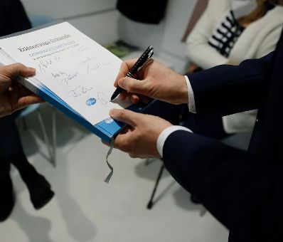 Am 27. Dezember 2020 nahm Bundeskanzler Sebastian Kurz an der ersten Corona Impfung an Frau Theresia Hofer teil.