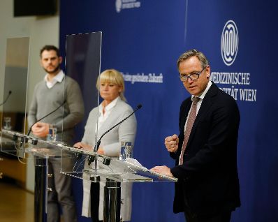 Am 27. Dezember 2020 nahm Bundeskanzler Sebastian Kurz an der ersten Corona Impfung an Frau Theresia Hofer teil. Im Bild Pfizer-&Ouml;sterreich Chef Robin Rumler bei der Pressekonferenz.