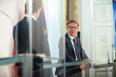 Im Bild Bundeskanzler Sebastian Kurz (l.) und Bundesminister Rudolf Anschober (r.) beim Pressefoyer nach dem Ministerrat am 3. M&auml;rz 2021.