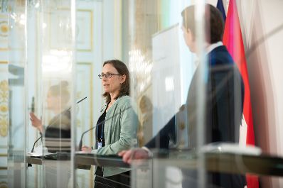 Im Bild Maria Bundeskanzler Sebastian Kurz (r.) und Paulke-Korinek, Leiterin Impfabteilung im Gesundheitsministerium und Mitglied des Nationalen Impfgremiums (l.) beim Pressefoyer nach dem Ministerrat am 3. M&auml;rz 2021.