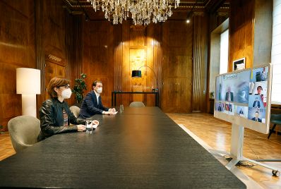Am 5. M&auml;rz 2021 nahm Bundeskanzler Sebastian Kurz (r.) gemeinsam mit Ursula Wiedermann-Schmidt (l.), Leiterin des Instituts f&uuml;r Spezifische Prophylaxe und Tropenmedizin der MedUni Wien an einer Videokonferenz mit den Landeshauptleuten teil.