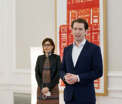 Am 5. M&auml;rz 2021 nahm Bundeskanzler Sebastian Kurz (r.) gemeinsam mit Ursula Wiedermann-Schmidt (l.), Leiterin des Instituts f&uuml;r Spezifische Prophylaxe und Tropenmedizin der MedUni Wien an einer Videokonferenz mit den Landeshauptleuten teil. Im Bild beim Pressestatement nach der Videokonferenz.
