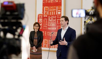 Am 5. M&auml;rz 2021 nahm Bundeskanzler Sebastian Kurz (r.) gemeinsam mit Ursula Wiedermann-Schmidt (l.), Leiterin des Instituts f&uuml;r Spezifische Prophylaxe und Tropenmedizin der MedUni Wien an einer Videokonferenz mit den Landeshauptleuten teil. Im Bild beim Pressestatement nach der Videokonferenz.
