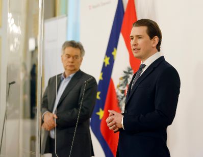 Am 14. April 2021 gab Bundeskanzler Sebastian Kurz (r.) gemeinsam mit Vizekanzler Werner Kogler (l.) eine Pressekonferenz zum Corona Impfstoff.