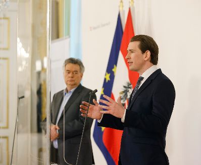 Am 14. April 2021 gab Bundeskanzler Sebastian Kurz (r.) gemeinsam mit Vizekanzler Werner Kogler (l.) eine Pressekonferenz zum Corona Impfstoff.