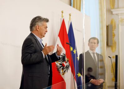 Am 14. April 2021 gab Bundeskanzler Sebastian Kurz (r.) gemeinsam mit Vizekanzler Werner Kogler (l.) eine Pressekonferenz zum Corona Impfstoff.