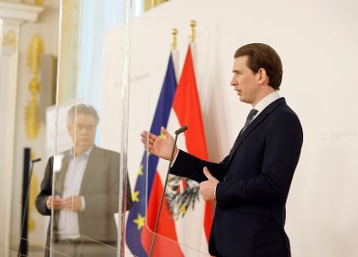 Am 14. April 2021 gab Bundeskanzler Sebastian Kurz (r.) gemeinsam mit Vizekanzler Werner Kogler (l.) eine Pressekonferenz zum Corona Impfstoff.