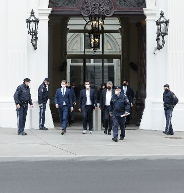 Am 19. April 2021 wurde Wolfgang M&uuml;ckstein (m.) von Bundespr&auml;sident Alexander Van der Bellen als Bundesminister f&uuml;r Gesundheit und Soziales angelobt. Im Bild mit Bundeskanzler Sebastian Kurz (l.) und Vizekanzler Werner Kogler (r.).