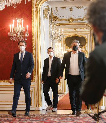 Am 19. April 2021 wurde Wolfgang M&uuml;ckstein (m.) von Bundespr&auml;sident Alexander Van der Bellen als Bundesminister f&uuml;r Gesundheit und Soziales angelobt. Im Bild mit Bundeskanzler Sebastian Kurz (l.) und Vizekanzler Werner Kogler (r.).