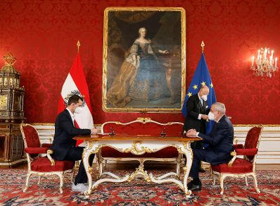 Am 19. April 2021 wurde Wolfgang M&uuml;ckstein (l.) von Bundespr&auml;sident Alexander Van der Bellen (r.) als Bundesminister f&uuml;r Gesundheit und Soziales angelobt.