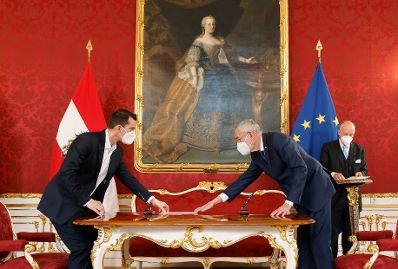 Am 19. April 2021 wurde Wolfgang M&uuml;ckstein (l.) von Bundespr&auml;sident Alexander Van der Bellen (r.) als Bundesminister f&uuml;r Gesundheit und Soziales angelobt.