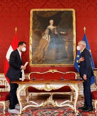 Am 19. April 2021 wurde Wolfgang M&uuml;ckstein (l.) von Bundespr&auml;sident Alexander Van der Bellen (r.) als Bundesminister f&uuml;r Gesundheit und Soziales angelobt.