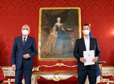 Am 19. April 2021 wurde Wolfgang M&uuml;ckstein (r.) von Bundespr&auml;sident Alexander Van der Bellen (l.) als Bundesminister f&uuml;r Gesundheit und Soziales angelobt.
