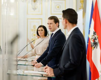 Im Bild (v.l.n.r.) Bundesministerin Elisabeth K&ouml;stinger, Bundeskanzler Sebastian Kurz und Bundesminister Wolfgang M&uuml;ckstein beim Doorstep vor dem Ministerrat am 5. Mai 2021.