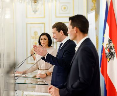 Im Bild (v.l.n.r.) Bundesministerin Elisabeth K&ouml;stinger, Bundeskanzler Sebastian Kurz und Bundesminister Wolfgang M&uuml;ckstein beim Doorstep vor dem Ministerrat am 5. Mai 2021.